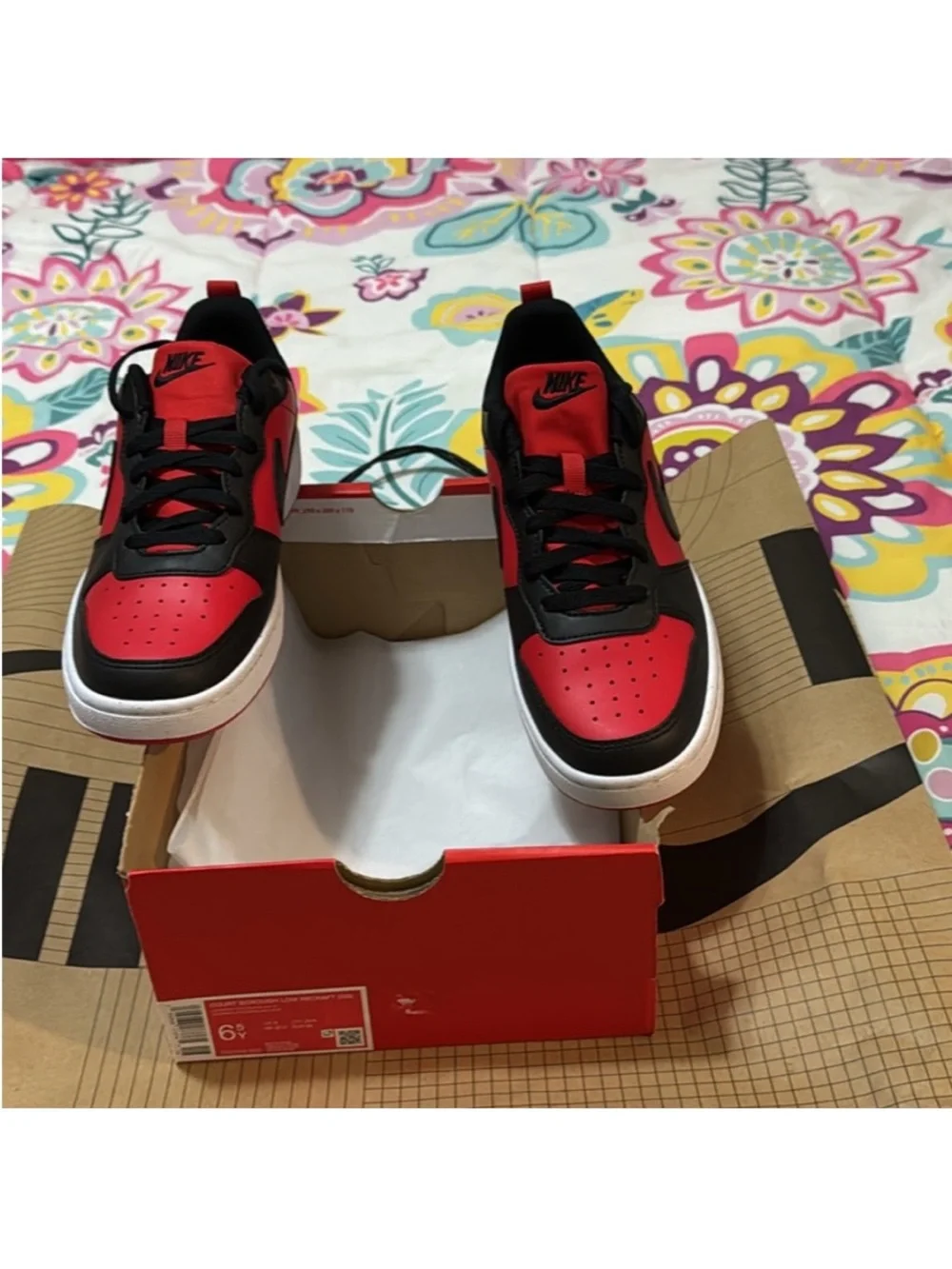 Nike Kids Black and Red Low-Top Sneakers